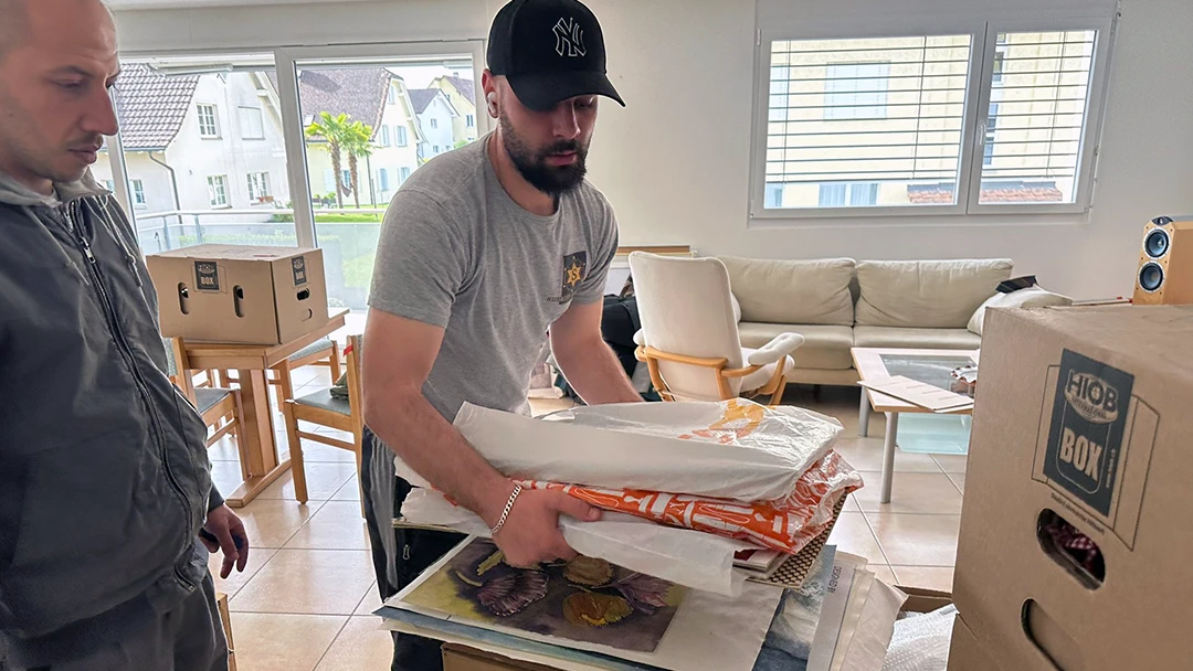 Mitarbeiter von Sheriff Umzüge bepacken Kartons bei einem Umzug