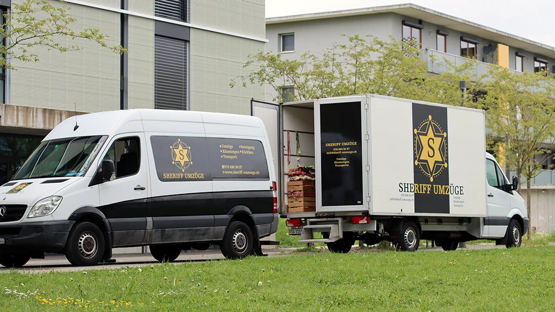 Zwei der Transporter und LKW von Sheriff Umzüge